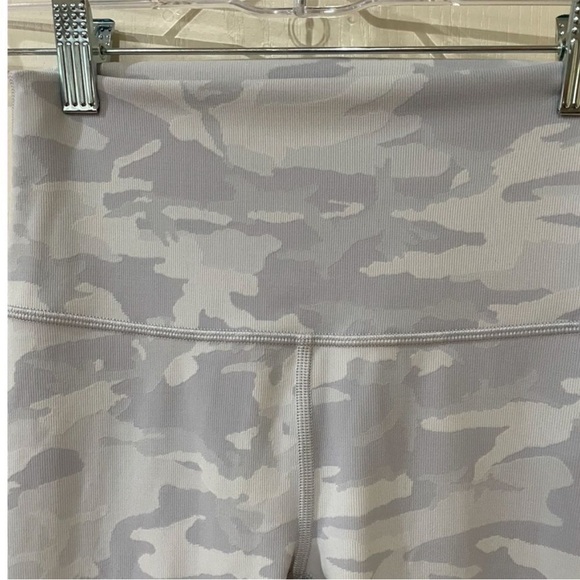 Lululemon women’s camo print leggings size 4 - Picture 2 of 7